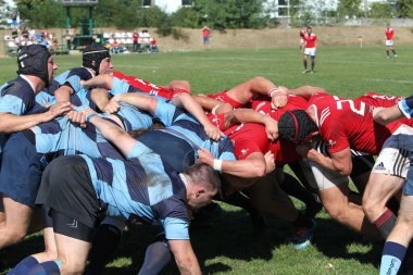 ODESSA, UKRAINE - 12 Eylül 2020: Ukrayna şampiyonasında en güçlü rugby-7 takımlarının final maçları. Rugby topu sahada. Ragbi maçı top için zor bir maç. Atletler sahada takım oyuncuları