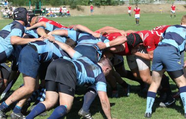 ODESSA, UKRAINE - 12 Eylül 2020: Ukrayna şampiyonasında en güçlü rugby-7 takımlarının final maçları. Rugby topu sahada. Ragbi maçı top için zor bir maç. Atletler sahada takım oyuncuları