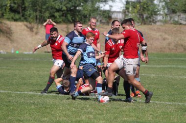 ODESSA, UKRAINE - 12 Eylül 2020: Ukrayna şampiyonasında en güçlü rugby-7 takımlarının final maçları. Rugby topu sahada. Ragbi maçı top için zor bir maç. Atletler sahada takım oyuncuları