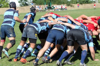 ODESSA, UKRAINE - 12 Eylül 2020: Ukrayna şampiyonasında en güçlü rugby-7 takımlarının final maçları. Rugby topu sahada. Ragbi maçı top için zor bir maç. Atletler sahada takım oyuncuları