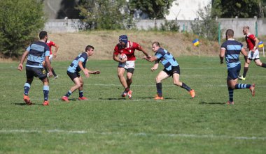 ODESSA, UKRAINE - 12 Eylül 2020: Ukrayna şampiyonasında en güçlü rugby-7 takımlarının final maçları. Rugby topu sahada. Ragbi maçı top için zor bir maç. Atletler sahada takım oyuncuları