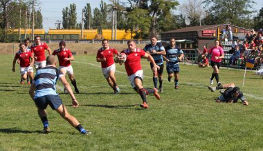 ODESSA, UKRAINE - 12 Eylül 2020: Ukrayna şampiyonasında en güçlü rugby-7 takımlarının final maçları. Rugby topu sahada. Ragbi maçı top için zor bir maç. Atletler sahada takım oyuncuları