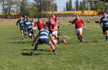 ODESSA, UKRAINE - 12 Eylül 2020: Ukrayna şampiyonasında en güçlü rugby-7 takımlarının final maçları. Rugby topu sahada. Ragbi maçı top için zor bir maç. Atletler sahada takım oyuncuları