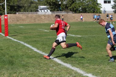 ODESSA, UKRAINE - 12 Eylül 2020: Ukrayna şampiyonasında en güçlü rugby-7 takımlarının final maçları. Rugby topu sahada. Ragbi maçı top için zor bir maç. Atletler sahada takım oyuncuları
