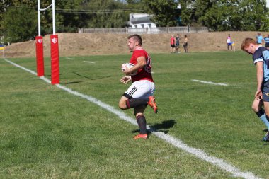 ODESSA, UKRAINE - 12 Eylül 2020: Ukrayna şampiyonasında en güçlü rugby-7 takımlarının final maçları. Rugby topu sahada. Ragbi maçı top için zor bir maç. Atletler sahada takım oyuncuları