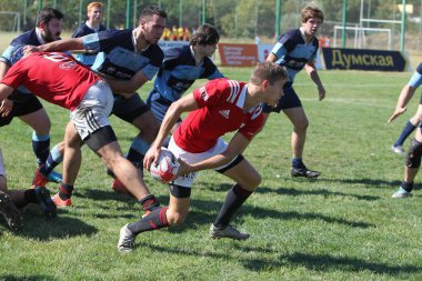 ODESSA, UKRAINE - 12 Eylül 2020: Ukrayna şampiyonasında en güçlü rugby-7 takımlarının final maçları. Rugby topu sahada. Ragbi maçı top için zor bir maç. Atletler sahada takım oyuncuları