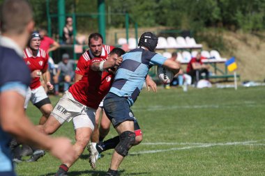 ODESSA, UKRAINE - 12 Eylül 2020: Ukrayna şampiyonasında en güçlü rugby-7 takımlarının final maçları. Rugby topu sahada. Ragbi maçı top için zor bir maç. Atletler sahada takım oyuncuları