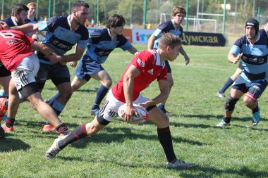 ODESSA, UKRAINE - 12 Eylül 2020: Ukrayna şampiyonasında en güçlü rugby-7 takımlarının final maçları. Rugby topu sahada. Ragbi maçı top için zor bir maç. Atletler sahada takım oyuncuları