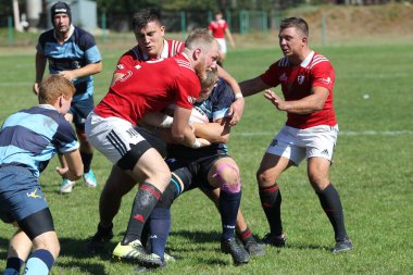 ODESSA, UKRAINE - 12 Eylül 2020: Ukrayna şampiyonasında en güçlü rugby-7 takımlarının final maçları. Rugby topu sahada. Ragbi maçı top için zor bir maç. Atletler sahada takım oyuncuları