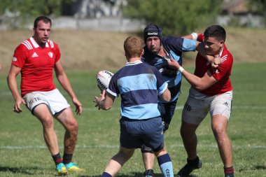 ODESSA, UKRAINE - 12 Eylül 2020: Ukrayna şampiyonasında en güçlü rugby-7 takımlarının final maçları. Rugby topu sahada. Ragbi maçı top için zor bir maç. Atletler sahada takım oyuncuları