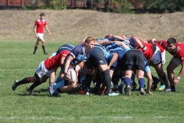 ODESSA, UKRAINE - 12 Eylül 2020: Ukrayna şampiyonasında en güçlü rugby-7 takımlarının final maçları. Rugby topu sahada. Ragbi maçı top için zor bir maç. Atletler sahada takım oyuncuları
