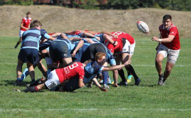 ODESSA, UKRAINE - 12 Eylül 2020: Ukrayna şampiyonasında en güçlü rugby-7 takımlarının final maçları. Rugby topu sahada. Ragbi maçı top için zor bir maç. Atletler sahada takım oyuncuları