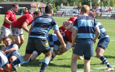 ODESSA, UKRAINE - 12 Eylül 2020: Ukrayna şampiyonasında en güçlü rugby-7 takımlarının final maçları. Rugby topu sahada. Ragbi maçı top için zor bir maç. Atletler sahada takım oyuncuları