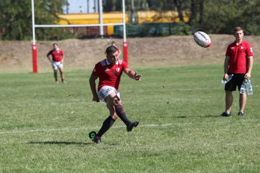 ODESSA, UKRAINE - 12 Eylül 2020: Ukrayna şampiyonasında en güçlü rugby-7 takımlarının final maçları. Rugby topu sahada. Ragbi maçı top için zor bir maç. Atletler sahada takım oyuncuları