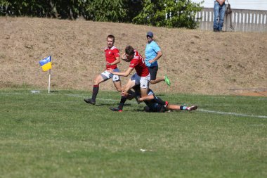 ODESSA, UKRAINE - 12 Eylül 2020: Ukrayna şampiyonasında en güçlü rugby-7 takımlarının final maçları. Rugby topu sahada. Ragbi maçı top için zor bir maç. Atletler sahada takım oyuncuları