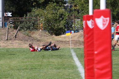 ODESSA, UKRAINE - 12 Eylül 2020: Ukrayna şampiyonasında en güçlü rugby-7 takımlarının final maçları. Rugby topu sahada. Ragbi maçı top için zor bir maç. Atletler sahada takım oyuncuları