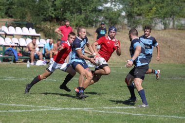 ODESSA, UKRAINE - 12 Eylül 2020: Ukrayna şampiyonasında en güçlü rugby-7 takımlarının final maçları. Rugby topu sahada. Ragbi maçı top için zor bir maç. Atletler sahada takım oyuncuları