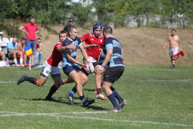 ODESSA, UKRAINE - 12 Eylül 2020: Ukrayna şampiyonasında en güçlü rugby-7 takımlarının final maçları. Rugby topu sahada. Ragbi maçı top için zor bir maç. Atletler sahada takım oyuncuları