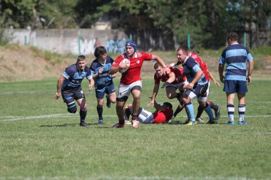 ODESSA, UKRAINE - 12 Eylül 2020: Ukrayna şampiyonasında en güçlü rugby-7 takımlarının final maçları. Rugby topu sahada. Ragbi maçı top için zor bir maç. Atletler sahada takım oyuncuları