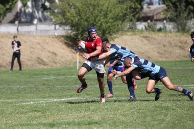 ODESSA, UKRAINE - 12 Eylül 2020: Ukrayna şampiyonasında en güçlü rugby-7 takımlarının final maçları. Rugby topu sahada. Ragbi maçı top için zor bir maç. Atletler sahada takım oyuncuları