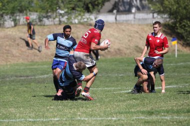 ODESSA, UKRAINE - 12 Eylül 2020: Ukrayna şampiyonasında en güçlü rugby-7 takımlarının final maçları. Rugby topu sahada. Ragbi maçı top için zor bir maç. Atletler sahada takım oyuncuları