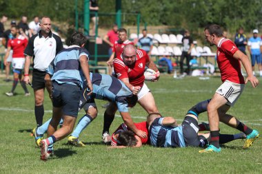 ODESSA, UKRAINE - 12 Eylül 2020: Ukrayna şampiyonasında en güçlü rugby-7 takımlarının final maçları. Rugby topu sahada. Ragbi maçı top için zor bir maç. Atletler sahada takım oyuncuları