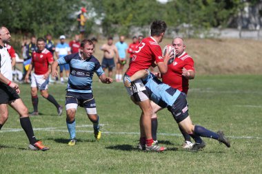 ODESSA, UKRAINE - 12 Eylül 2020: Ukrayna şampiyonasında en güçlü rugby-7 takımlarının final maçları. Rugby topu sahada. Ragbi maçı top için zor bir maç. Atletler sahada takım oyuncuları