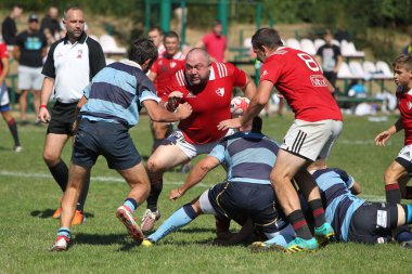 ODESSA, UKRAINE - 12 Eylül 2020: Ukrayna şampiyonasında en güçlü rugby-7 takımlarının final maçları. Rugby topu sahada. Ragbi maçı top için zor bir maç. Atletler sahada takım oyuncuları