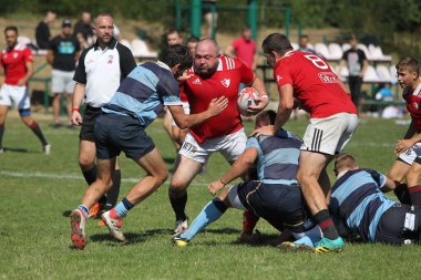 ODESSA, UKRAINE - 12 Eylül 2020: Ukrayna şampiyonasında en güçlü rugby-7 takımlarının final maçları. Rugby topu sahada. Ragbi maçı top için zor bir maç. Atletler sahada takım oyuncuları