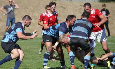 ODESSA, UKRAINE - 12 Eylül 2020: Ukrayna şampiyonasında en güçlü rugby-7 takımlarının final maçları. Rugby topu sahada. Ragbi maçı top için zor bir maç. Atletler sahada takım oyuncuları