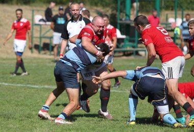 ODESSA, UKRAINE - 12 Eylül 2020: Ukrayna şampiyonasında en güçlü rugby-7 takımlarının final maçları. Rugby topu sahada. Ragbi maçı top için zor bir maç. Atletler sahada takım oyuncuları