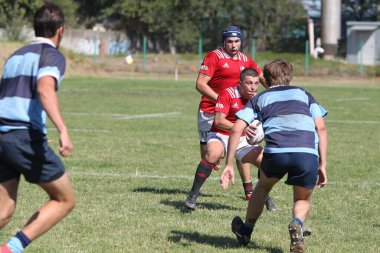 ODESSA, UKRAINE - 12 Eylül 2020: Ukrayna şampiyonasında en güçlü rugby-7 takımlarının final maçları. Rugby topu sahada. Ragbi maçı top için zor bir maç. Atletler sahada takım oyuncuları