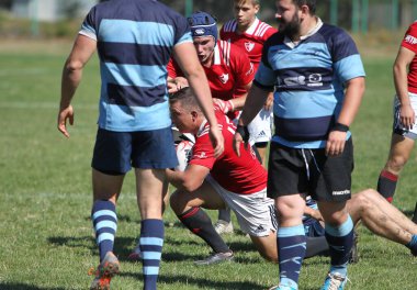 ODESSA, UKRAINE - 12 Eylül 2020: Ukrayna şampiyonasında en güçlü rugby-7 takımlarının final maçları. Rugby topu sahada. Ragbi maçı top için zor bir maç. Atletler sahada takım oyuncuları