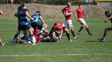 ODESSA, UKRAINE - 12 Eylül 2020: Ukrayna şampiyonasında en güçlü rugby-7 takımlarının final maçları. Rugby topu sahada. Ragbi maçı top için zor bir maç. Atletler sahada takım oyuncuları