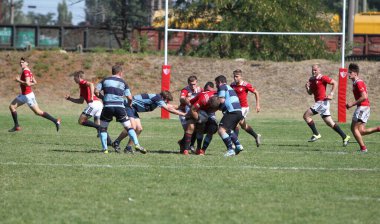 ODESSA, UKRAINE - 12 Eylül 2020: Ukrayna şampiyonasında en güçlü rugby-7 takımlarının final maçları. Rugby topu sahada. Ragbi maçı top için zor bir maç. Atletler sahada takım oyuncuları