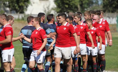 ODESSA, UKRAINE - 12 Eylül 2020: Ukrayna şampiyonasında en güçlü rugby-7 takımlarının final maçları. Rugby topu sahada. Ragbi maçı top için zor bir maç. Atletler sahada takım oyuncuları