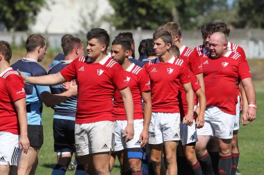 ODESSA, UKRAINE - 12 Eylül 2020: Ukrayna şampiyonasında en güçlü rugby-7 takımlarının final maçları. Rugby topu sahada. Ragbi maçı top için zor bir maç. Atletler sahada takım oyuncuları