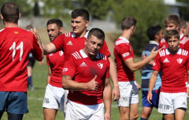 ODESSA, UKRAINE - 12 Eylül 2020: Ukrayna şampiyonasında en güçlü rugby-7 takımlarının final maçları. Rugby topu sahada. Ragbi maçı top için zor bir maç. Atletler sahada takım oyuncuları