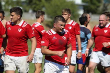 ODESSA, UKRAINE - 12 Eylül 2020: Ukrayna şampiyonasında en güçlü rugby-7 takımlarının final maçları. Rugby topu sahada. Ragbi maçı top için zor bir maç. Atletler sahada takım oyuncuları