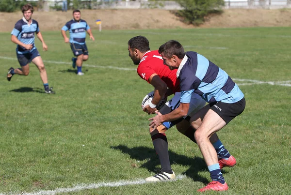 ODESSA, UKRAINE - 12 Eylül 2020: Ukrayna şampiyonasında en güçlü rugby-7 takımlarının final maçları. Rugby topu sahada. Ragbi maçı top için zor bir maç. Atletler sahada takım oyuncuları
