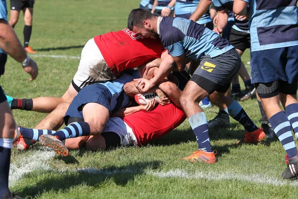 ODESSA, UKRAINE - 12 Eylül 2020: Ukrayna şampiyonasında en güçlü rugby-7 takımlarının final maçları. Rugby topu sahada. Ragbi maçı top için zor bir maç. Atletler sahada takım oyuncuları