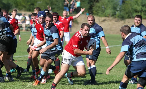 ODESSA, UKRAINE - 12 Eylül 2020: Ukrayna şampiyonasında en güçlü rugby-7 takımlarının final maçları. Rugby topu sahada. Ragbi maçı top için zor bir maç. Atletler sahada takım oyuncuları