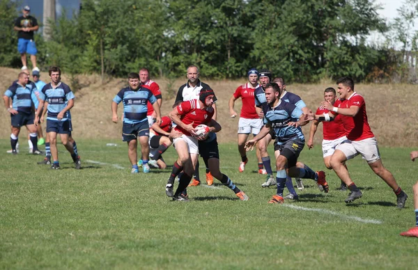 ODESSA, UKRAINE - 12 Eylül 2020: Ukrayna şampiyonasında en güçlü rugby-7 takımlarının final maçları. Rugby topu sahada. Ragbi maçı top için zor bir maç. Atletler sahada takım oyuncuları