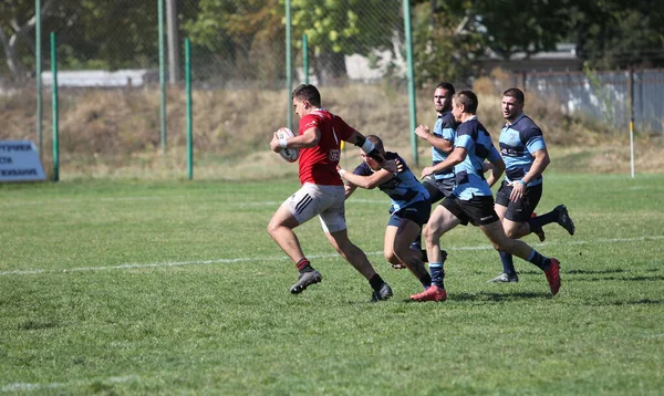 ODESSA, UKRAINE - 12 Eylül 2020: Ukrayna şampiyonasında en güçlü rugby-7 takımlarının final maçları. Rugby topu sahada. Ragbi maçı top için zor bir maç. Atletler sahada takım oyuncuları