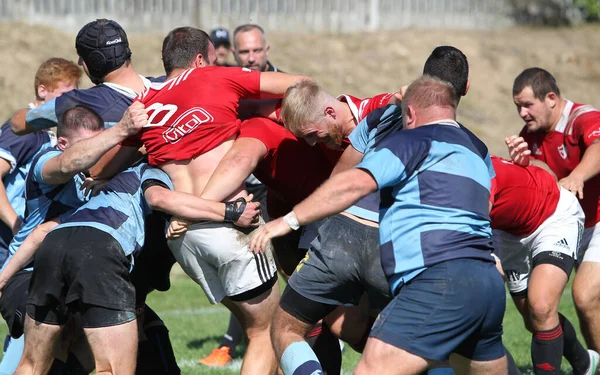 ODESSA, UKRAINE - 12 Eylül 2020: Ukrayna şampiyonasında en güçlü rugby-7 takımlarının final maçları. Rugby topu sahada. Ragbi maçı top için zor bir maç. Atletler sahada takım oyuncuları