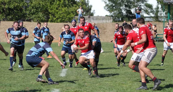 ODESSA, UKRAINE - 12 Eylül 2020: Ukrayna şampiyonasında en güçlü rugby-7 takımlarının final maçları. Rugby topu sahada. Ragbi maçı top için zor bir maç. Atletler sahada takım oyuncuları