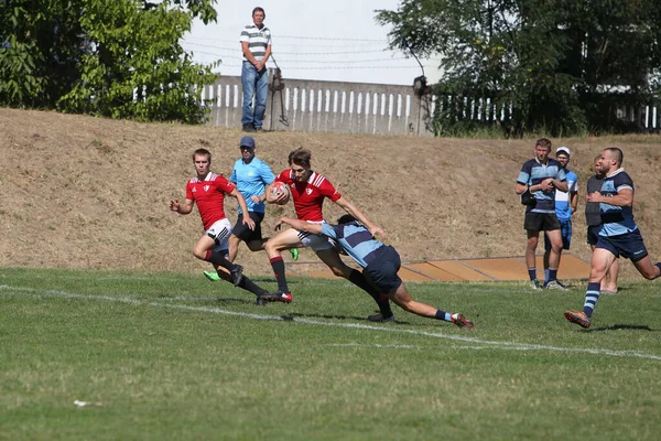 ODESSA, UKRAINE - 12 Eylül 2020: Ukrayna şampiyonasında en güçlü rugby-7 takımlarının final maçları. Rugby topu sahada. Ragbi maçı top için zor bir maç. Atletler sahada takım oyuncuları