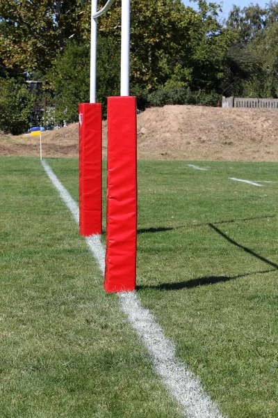 田径运动天然草场界线的选择背景 穿过绿色剪断的橄榄球场的白线与红门相交 — 图库照片