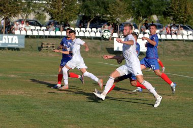 ODESSA, UKRAINE - 09 / 11 / 2020 - Ukrayna şampiyonasında birinci ligin futbol kulüplerinin mücadelesi. FC BALKANY (Zarya) - FC NIKOLAEV - mavi. Çimlerin üzerinde büyük futbol oynarken oyun anı