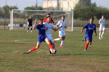 ODESSA, UKRAINE - 09 / 11 / 2020 - Ukrayna şampiyonasında birinci ligin futbol kulüplerinin mücadelesi. FC BALKANY (Zarya) - FC NIKOLAEV - mavi. Çimlerin üzerinde büyük futbol oynarken oyun anı